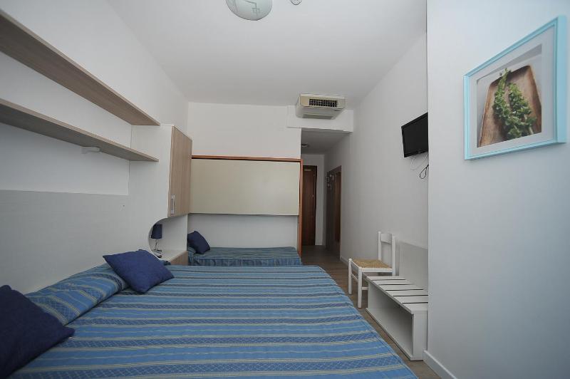 Triple Room with Balcony image 2