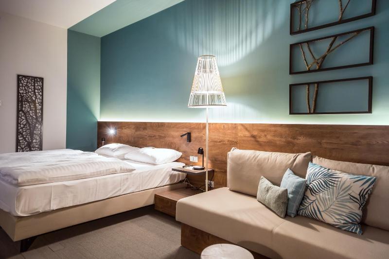 Premium Double Room with Balcony and Thermal Bath Access image 4