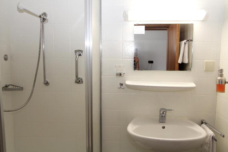 Single Room image 3
