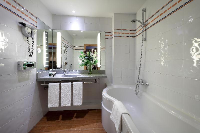 Room #9354745 image 3