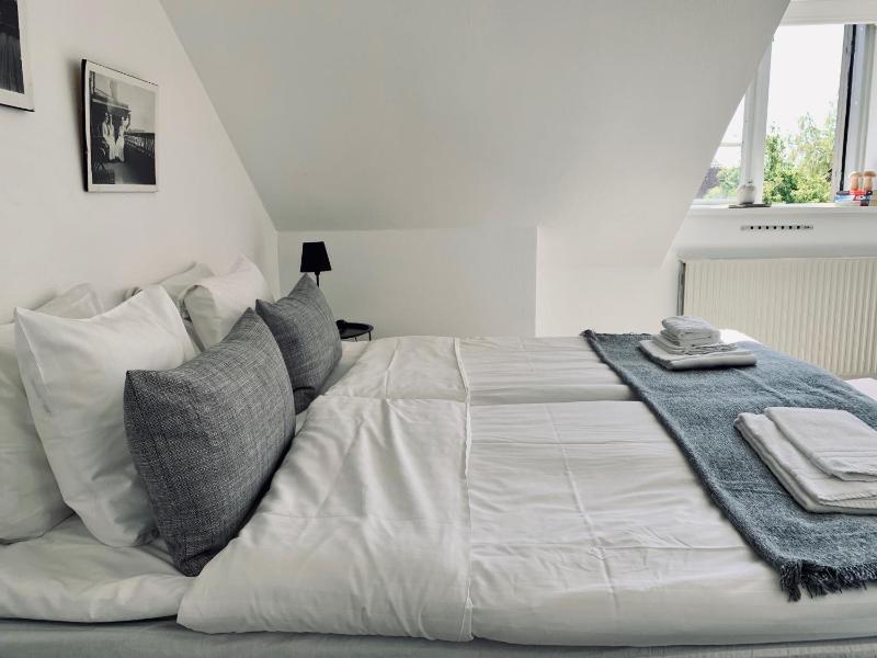 Large Twin Room - Pets not Allowed image 3