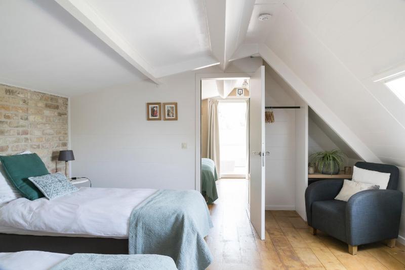 Double Room image 4