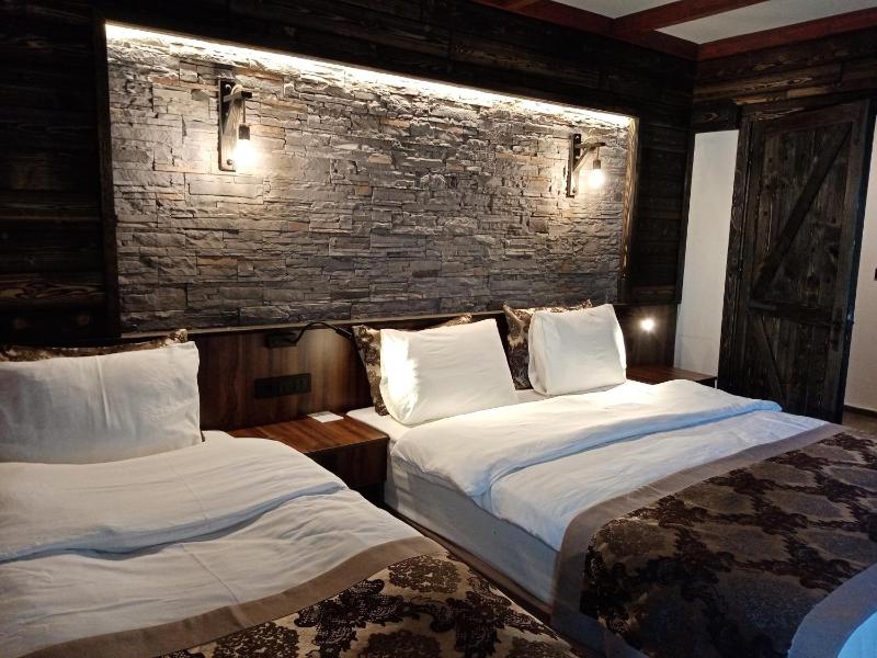 Deluxe Triple Room image 1
