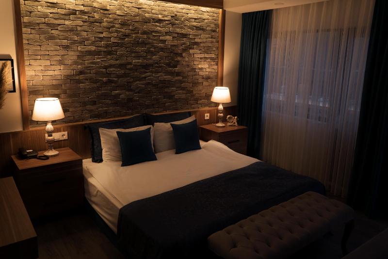 Deluxe King Room image 3