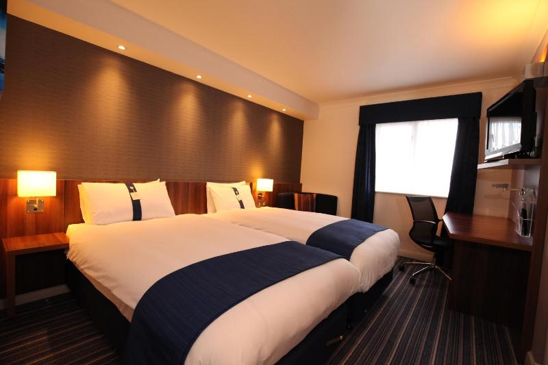Standard Twin Room with Free Hot Breakfast image 4