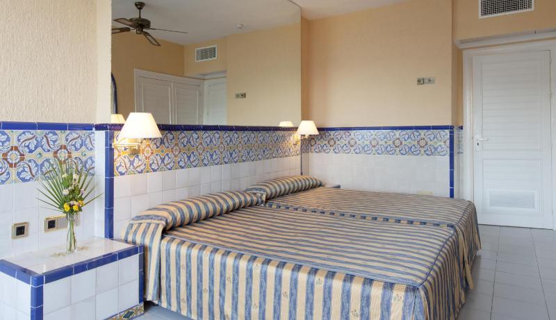 Twin Room image 3