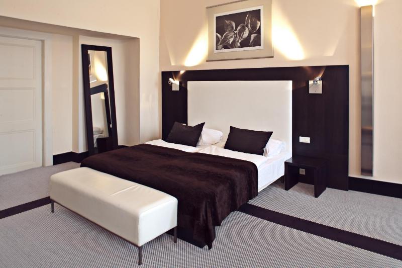 Family Room image 2