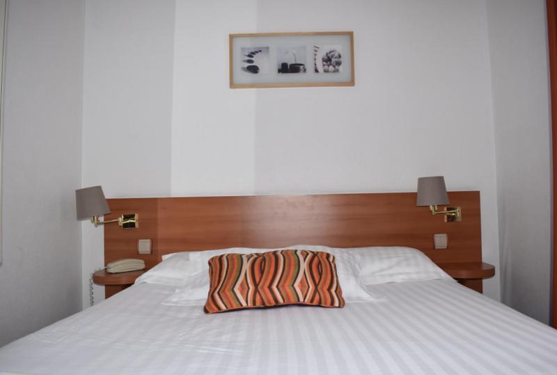 Classic Double Room image 3