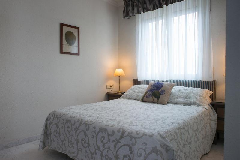 Basic Double Room image 3