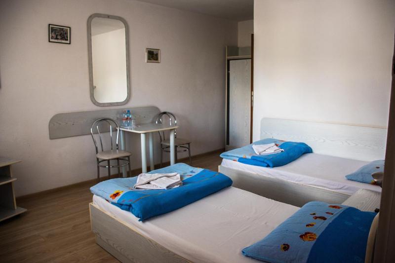 Twin Room with Bathroom image 3