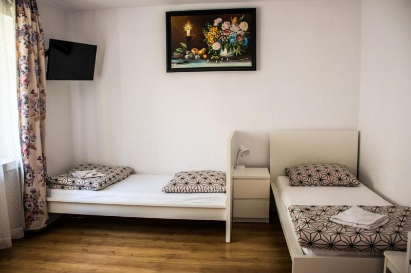 Twin Room with Bathroom image 2