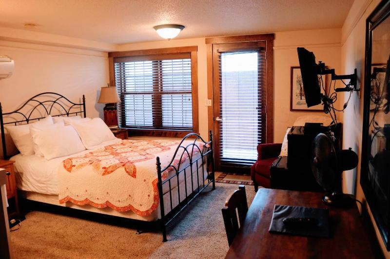 Standard Double Room image 3