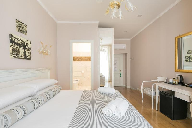 Deluxe Double Room image 2