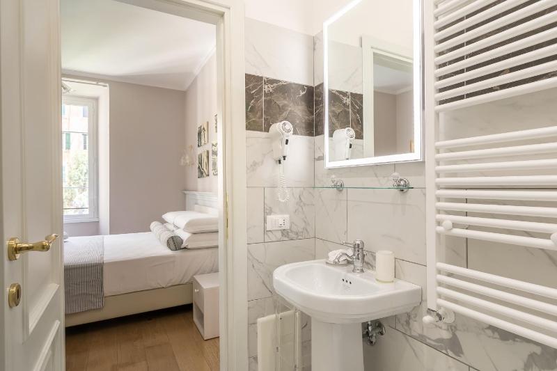 Deluxe Double Room image 3