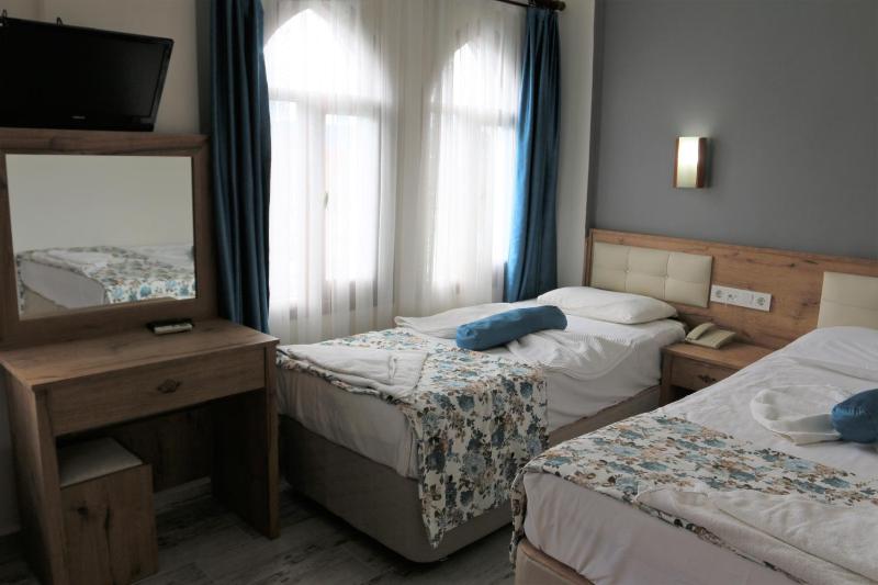 Standard Triple Room image 2