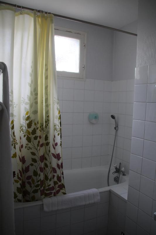 Twin Room image 4