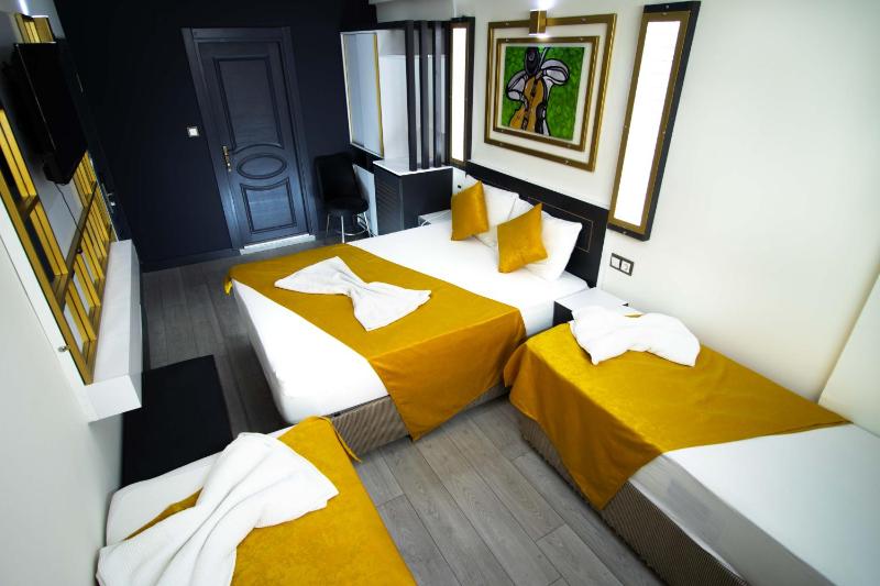 Standard Quadruple Room image 3