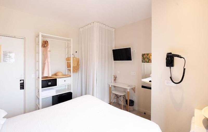 Double Room with Terrace image 3