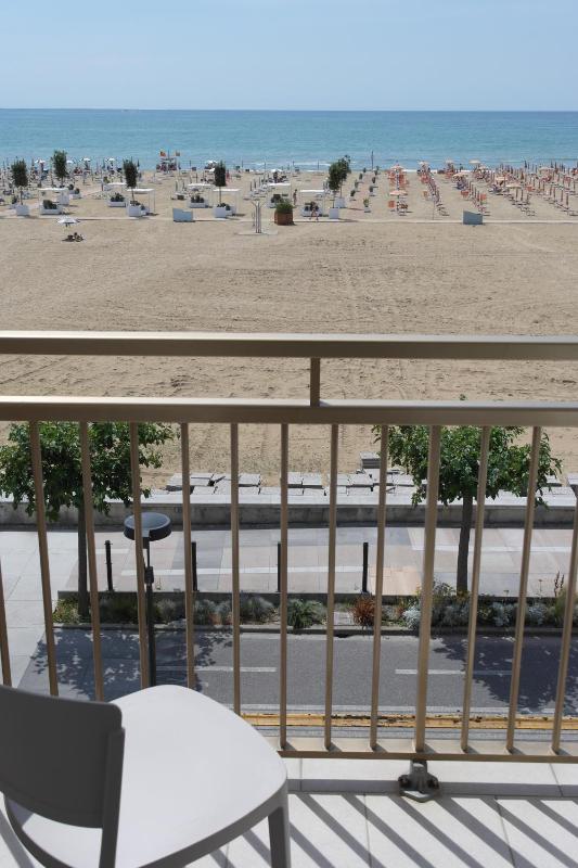 Double Room with Balcony and Sea View image 3
