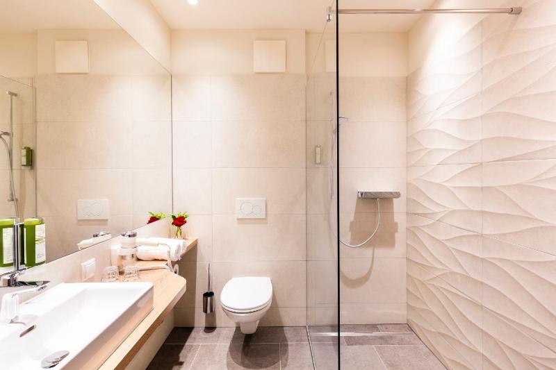 Superior Double or Twin Room with Air Conditioning image 4