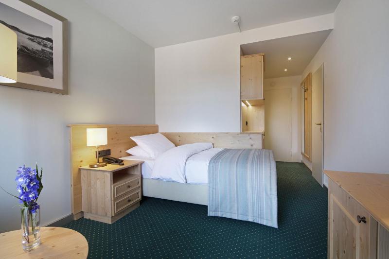 Classic Single Room with Balcony and Forest View image 3