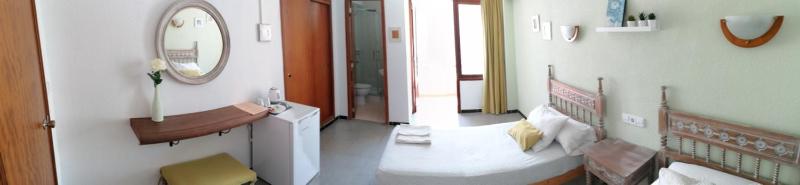 Twin Room image 4