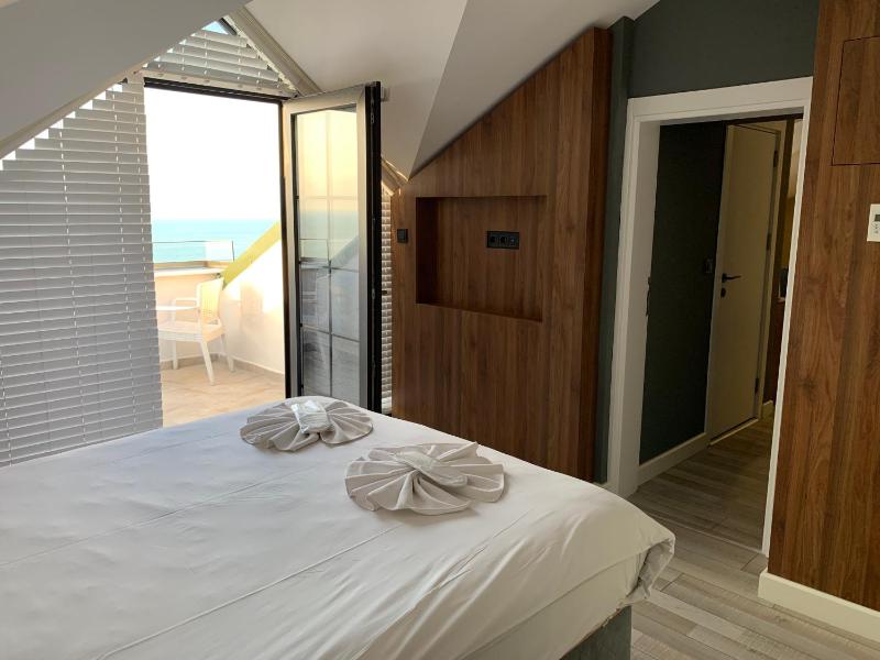 Deluxe King Suite with Terrace and Sea View image 2