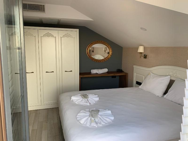 Deluxe King Suite with Terrace and City View image 4