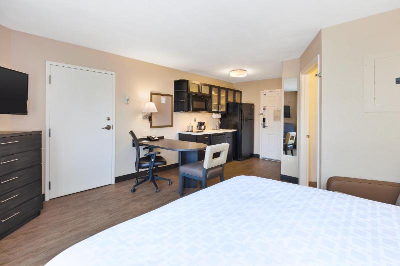 Queen Studio Suite with Tub - Mobility Accessible  image 1