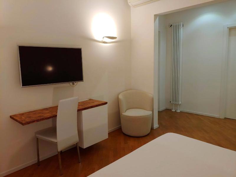 Junior Suite with Balcony image 4