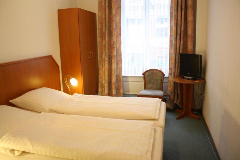 Double Room image 4