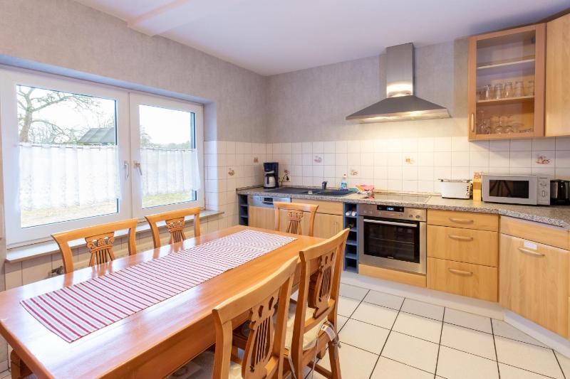 Standard Twin Room with Garden View image 4