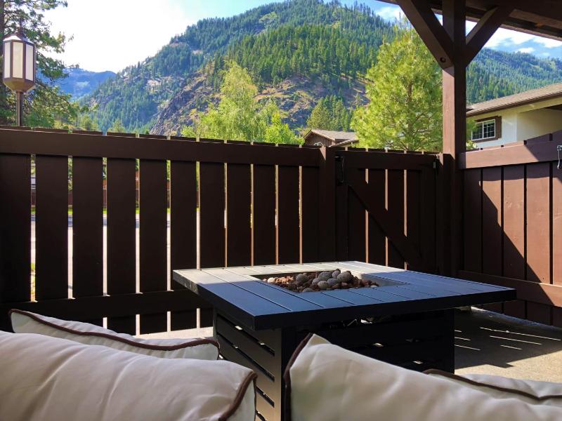 Superior King Room with Patio image 4
