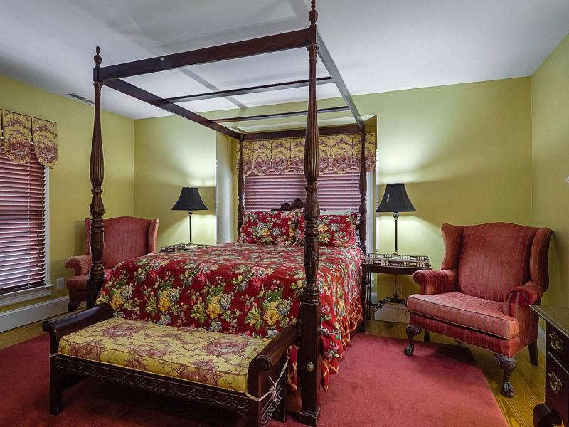 Queen Room with Fireplace - Top Floor image 2