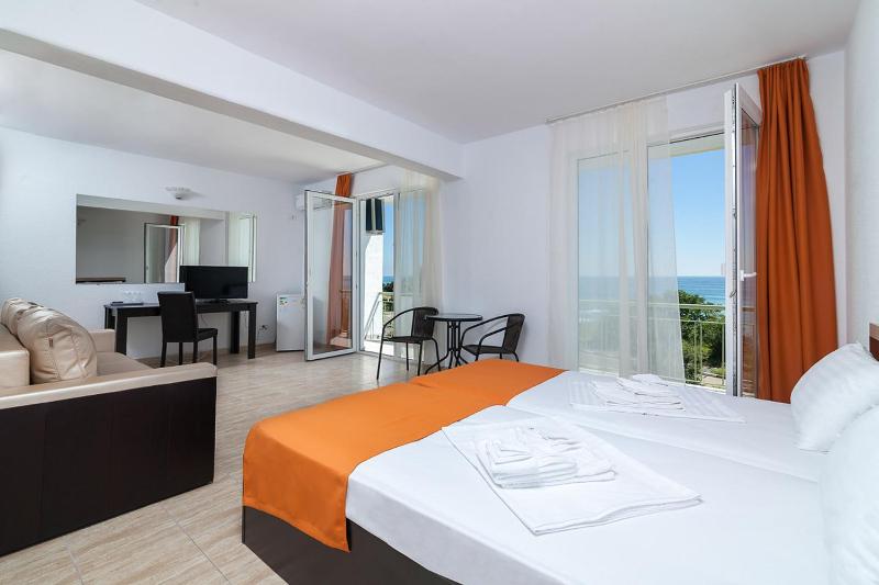 Superior Twin Room with Sea View image 2