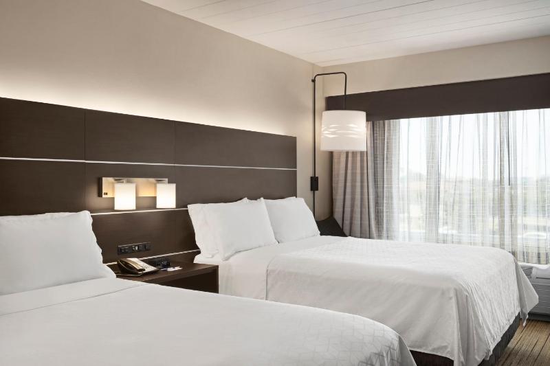 Standard Queen Room with Two Queen Beds image 1