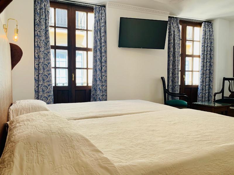 Deluxe Double or Twin Room with City View image 1