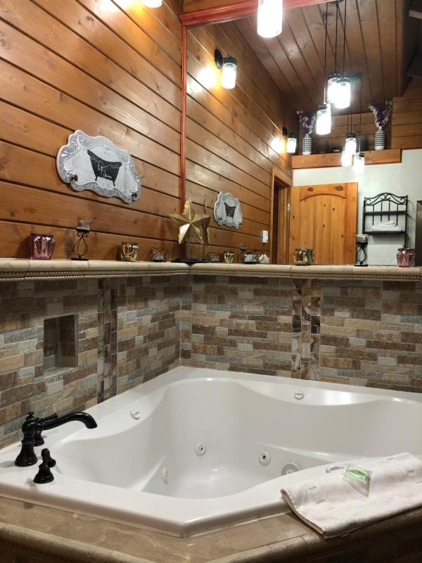Luxury Suite with Spa Bath image 1
