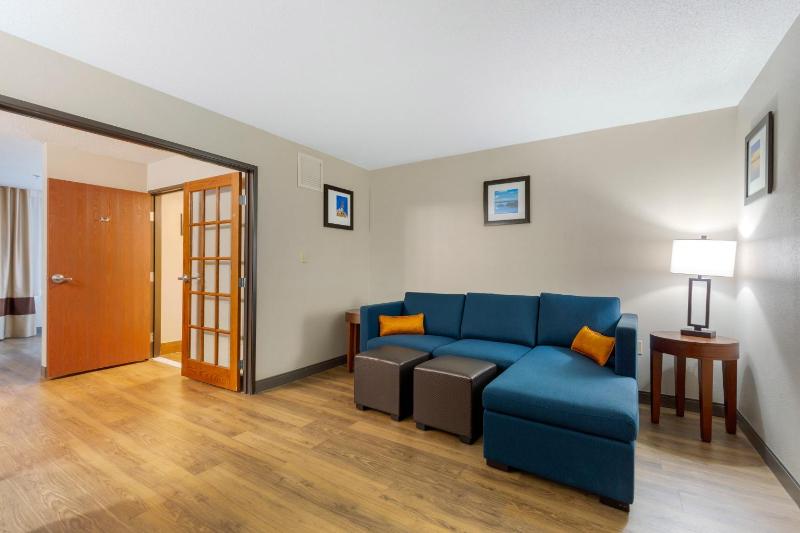 Queen Suite with Two Queen Beds - Non-Smoking image 3