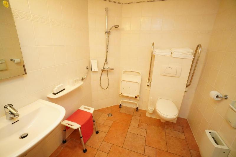 Twin Room - Disability Access image 2