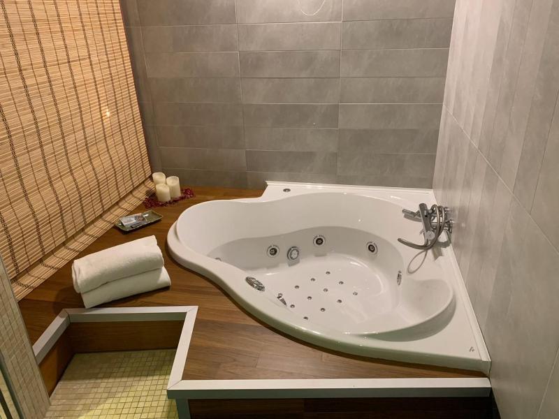 Deluxe Suite with Spa Bath image 3