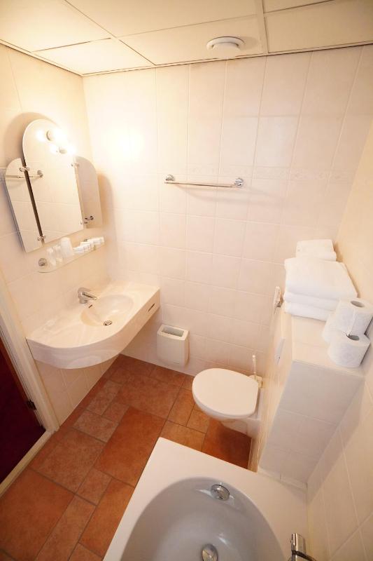 Triple Room with Bath image 3