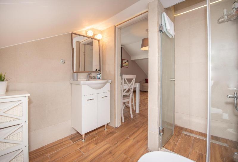 Studio Apartment image 3