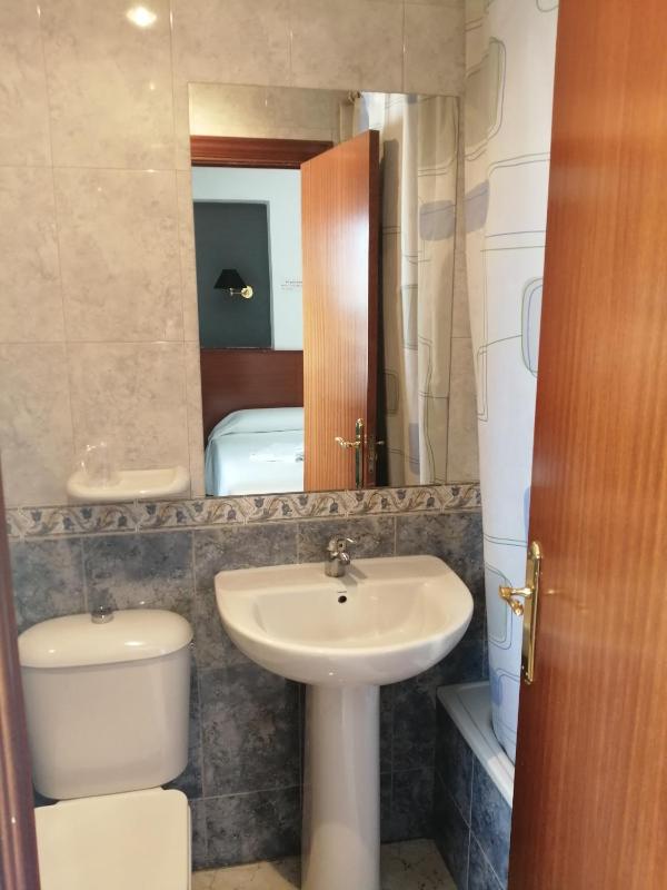 Twin Room image 2