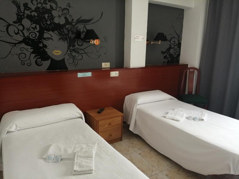 Twin Room image 4