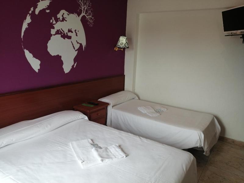 Triple Room with Balcony image 4