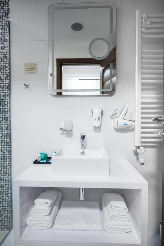 Double Room with Balcony image 2