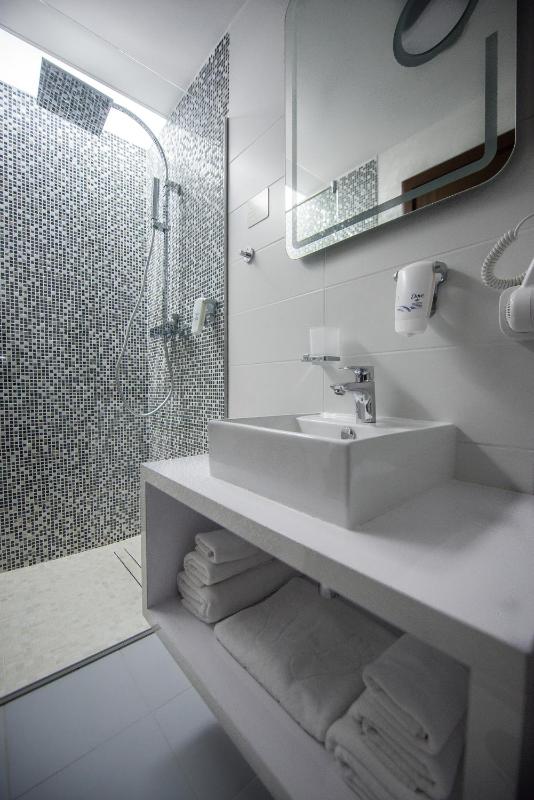 Double Room with Balcony image 3