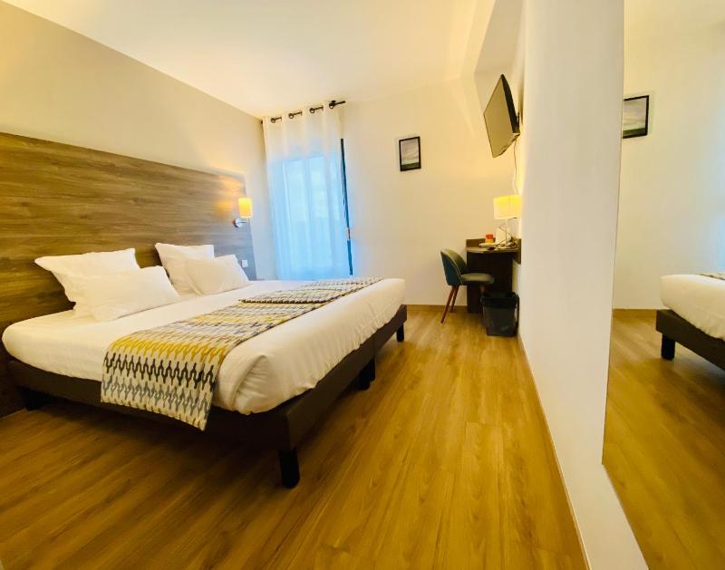 Double Room image 3