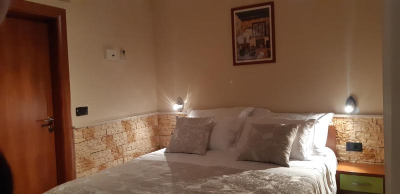 Double Room with Sea View image 4